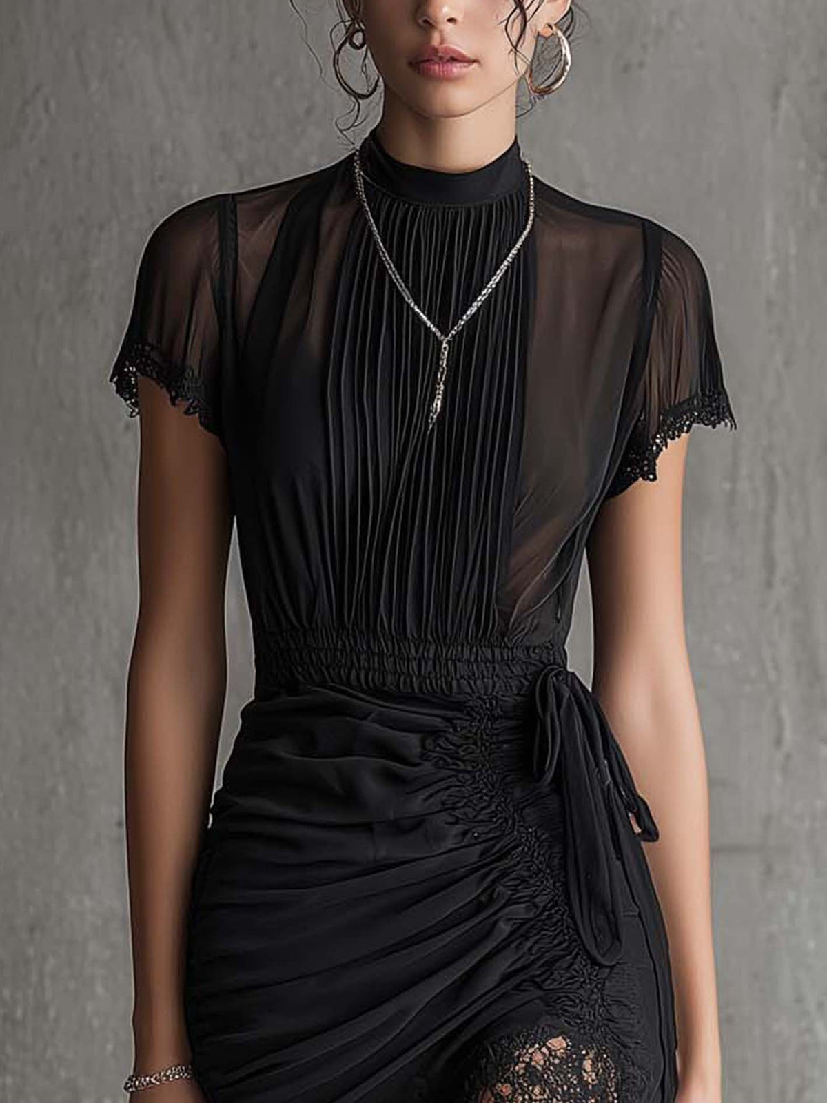 Vestido Mini de Chifón Negro con Cintura Plisada