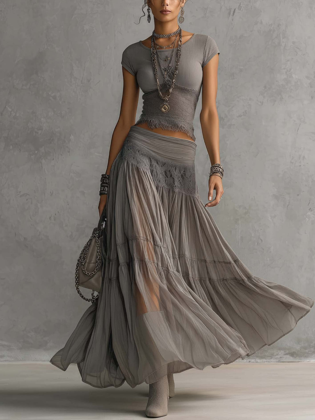 Top en Pizzo Grigio y Falda Maxi Plisada