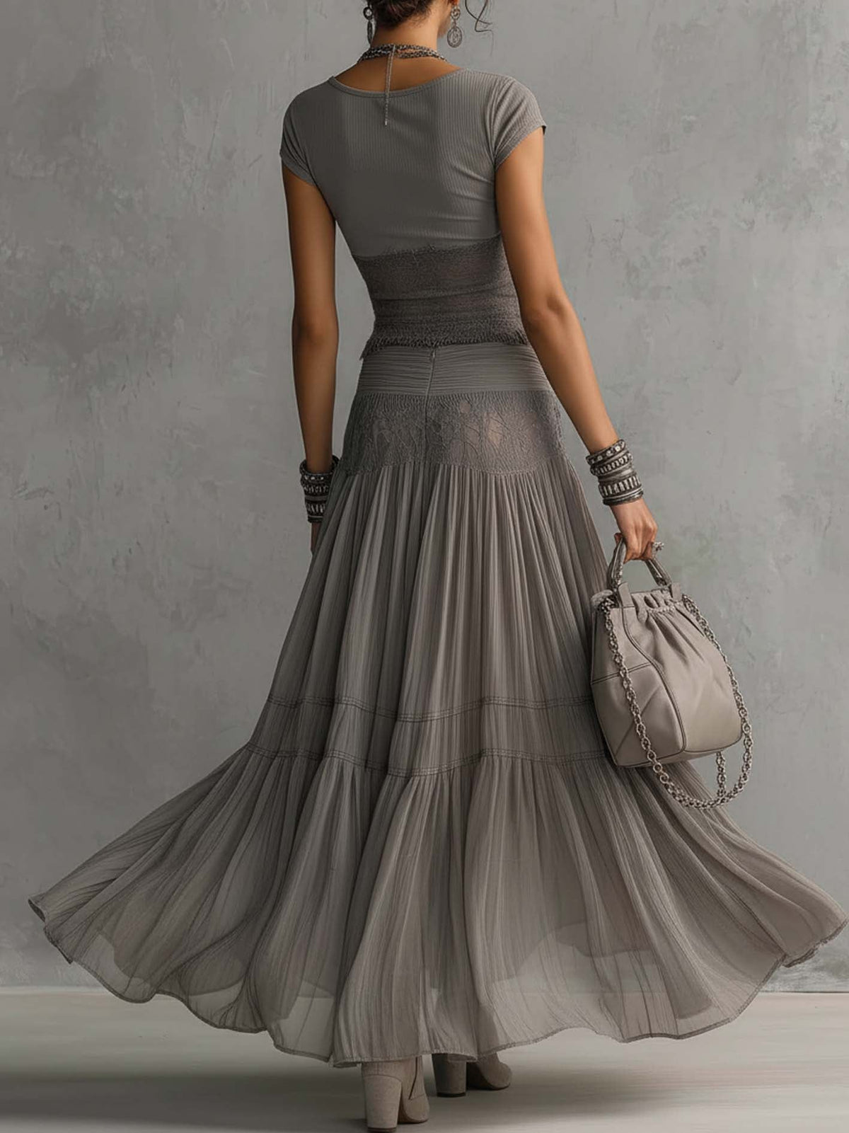 Top en Pizzo Grigio y Falda Maxi Plisada