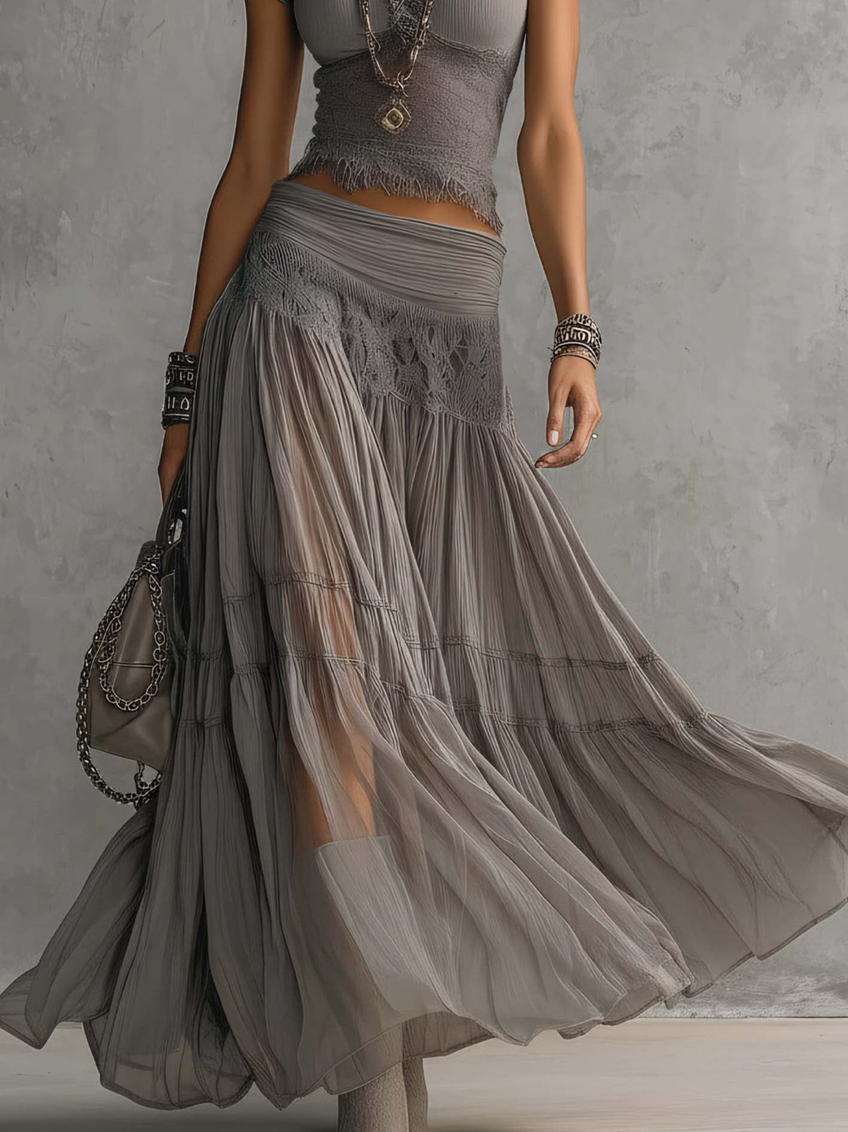 Top en Pizzo Grigio y Falda Maxi Plisada