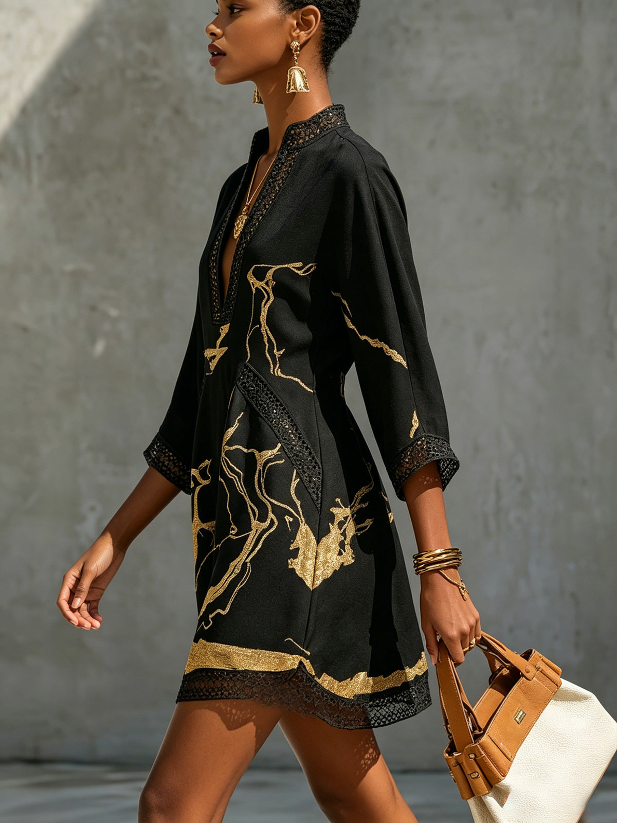 Diana - Vestido corto estampado en negro y dorado con escote en V y encaje de crochet