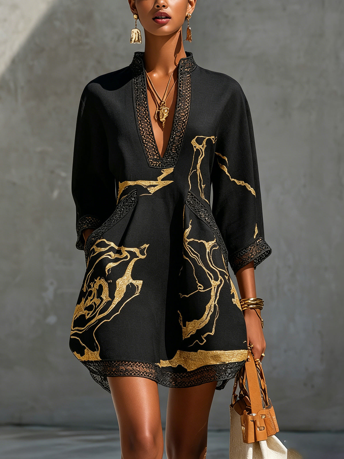 Diana - Vestido corto estampado en negro y dorado con escote en V y encaje de crochet