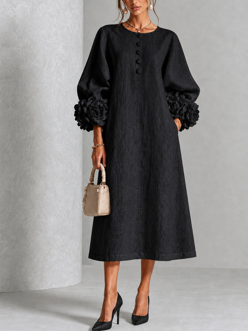 Vestido Midi Negro con Flores, Botones y Mangas Florales Extravagantes