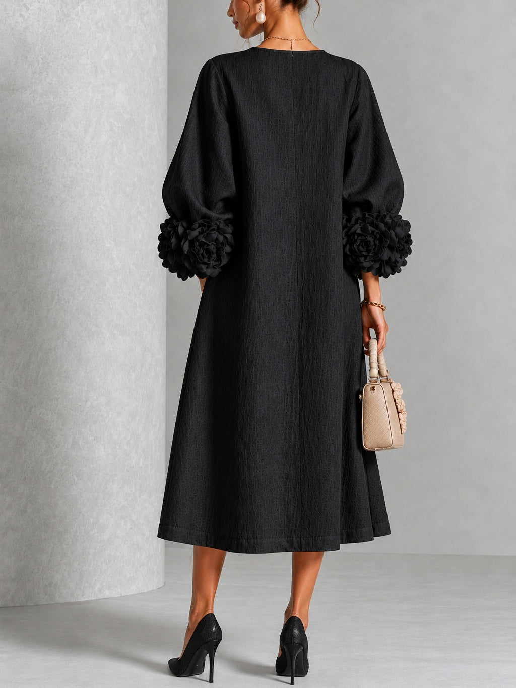 Vestido Midi Negro con Flores, Botones y Mangas Florales Extravagantes