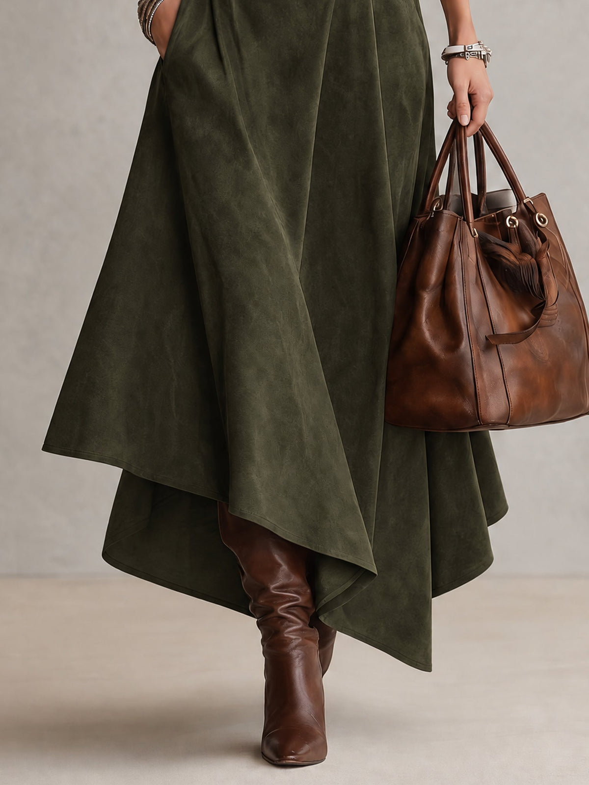 Lorena | Conjunto de Top de Cuello Alto de Punto Elástico Verde Oliva y Falda Asimétrica de Ante Sintético (con cinturón)